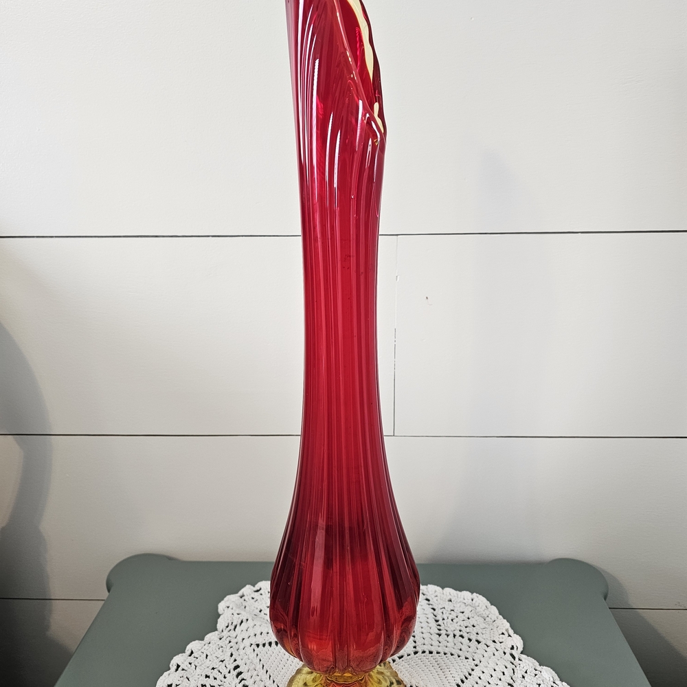 Elegant "Vintage" L.E. Smith Red Swung Glass Vase - Picture 6 of 15